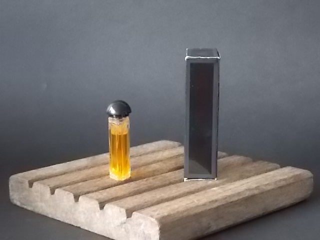 Armani, miniature EdT 5 ml de Giorgio Armani, avec sa boite. Parfum créé en 1981. De la maison Giorgio Armani.