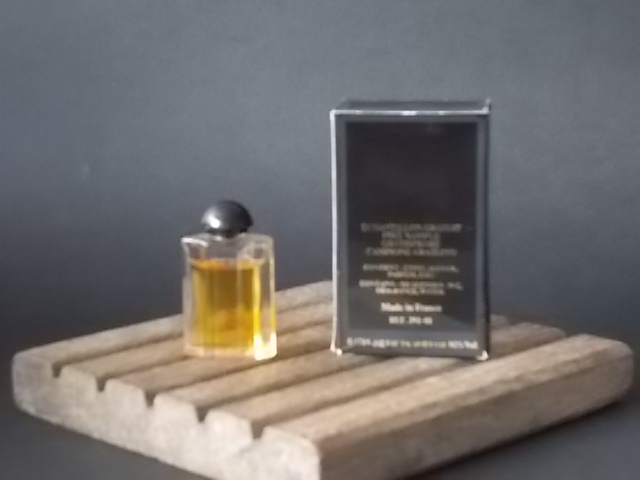 Armani, miniature EdT 5 ml de Giorgio Armani, avec sa boite. Parfum créé en 1981. De la maison Giorgio Armani.