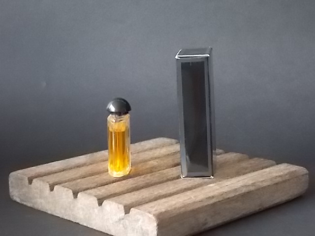 Armani, miniature EdT 5 ml de Giorgio Armani, avec sa boite. Parfum créé en 1981. De la maison Giorgio Armani.
