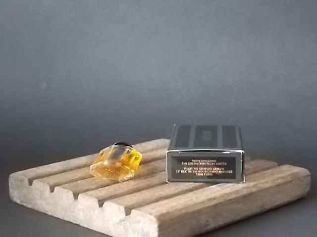 Armani, miniature EdT 5 ml de Giorgio Armani, avec sa boite. Parfum créé en 1981. De la maison Giorgio Armani.