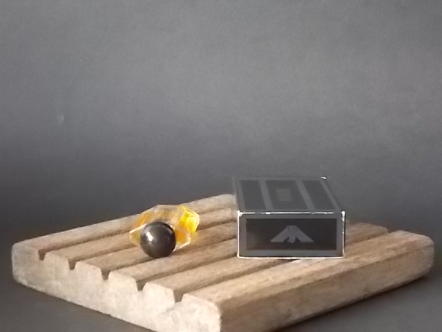 Armani, miniature EdT 5 ml de Giorgio Armani, avec sa boite. Parfum créé en 1981. De la maison Giorgio Armani.