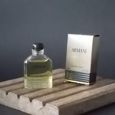 Armani, miniature EdT Homme 10 ml de Giorgio Armani, avec sa boite. Parfum créé en 1984. De la maison Giorgio Armani.