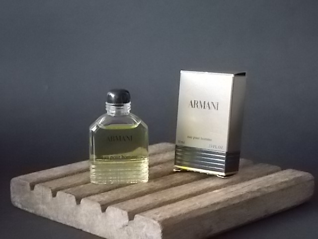 Armani, miniature EdT Homme 10 ml de Giorgio Armani, avec sa boite. Parfum créé en 1984. De la maison Giorgio Armani.
