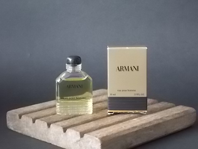 Armani, miniature EdT Homme 10 ml de Giorgio Armani, avec sa boite. Parfum créé en 1984. De la maison Giorgio Armani.