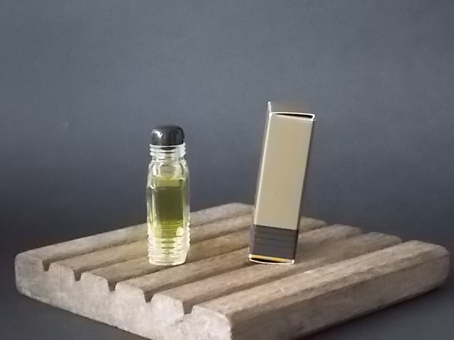 Armani, miniature EdT Homme 10 ml de Giorgio Armani, avec sa boite. Parfum créé en 1984. De la maison Giorgio Armani.