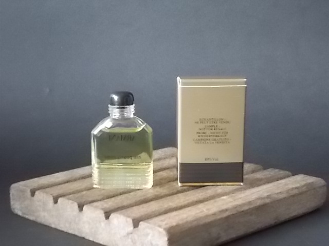 Armani, miniature EdT Homme 10 ml de Giorgio Armani, avec sa boite. Parfum créé en 1984. De la maison Giorgio Armani.