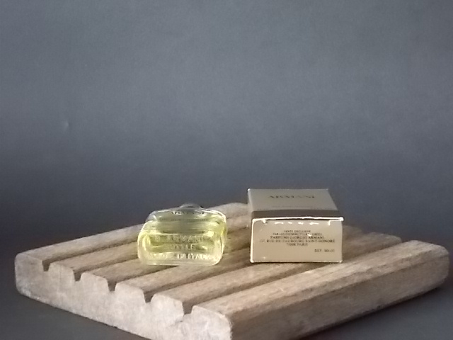 Armani, miniature EdT Homme 10 ml de Giorgio Armani, avec sa boite. Parfum créé en 1984. De la maison Giorgio Armani.