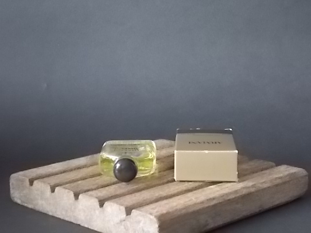 Armani, miniature EdT Homme 10 ml de Giorgio Armani, avec sa boite. Parfum créé en 1984. De la maison Giorgio Armani.