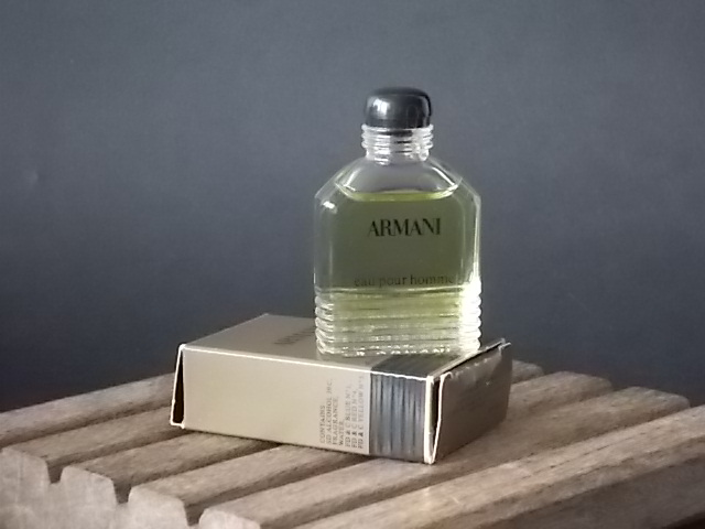 Armani, miniature EdT Homme 10 ml de Giorgio Armani, avec sa boite. Parfum créé en 1984. De la maison Giorgio Armani.