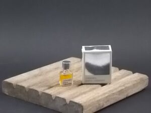 Calandre, miniature Parfums 1 ml, avec sa boite. Parfum crée en 1969. De la maison Paco Rabanne
