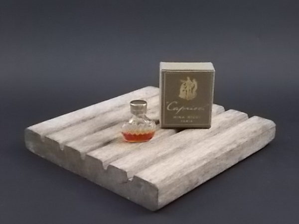 Miniature Capricci Extrait de Parfum 1 ml. Lancé en 1960. De la maison Nina Ricci Paris