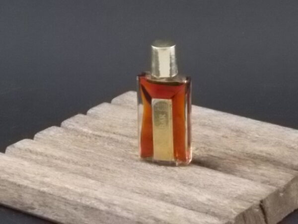 Cinnebar, miniature EdP 7 ml, sans boite. Parfum créé en 1978. De la maison Estée Lauder