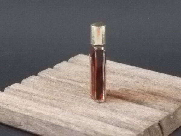 Cinnebar, miniature EdP 7 ml, sans boite. Parfum créé en 1978. De la maison Estée Lauder