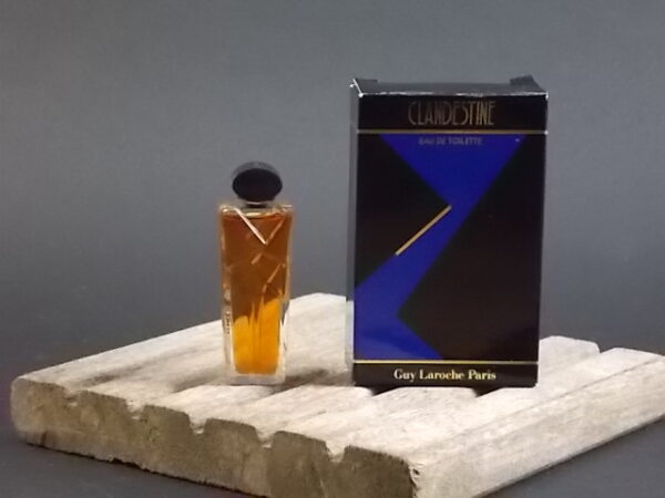 Clandestine, miniature d' Eau de Toilette 5 ml avec sa boite. Lancé en 1986. De la maison Guy Laroche Paris.