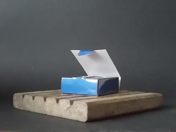 Folies Bergères, miniature Parfum 2 ml, avec sa boite. Parfum créé en 1981. De la maison Folies Bergères