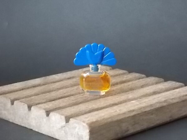 Folies Bergères, miniature Parfum 2 ml, avec sa boite. Parfum créé en 1981. De la maison Folies Bergères