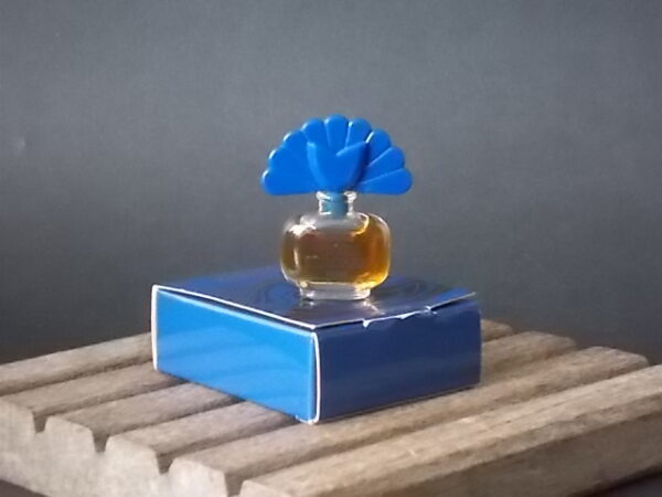 Folies Bergères, miniature Parfum 2 ml, avec sa boite. Parfum créé en 1981. De la maison Folies Bergères