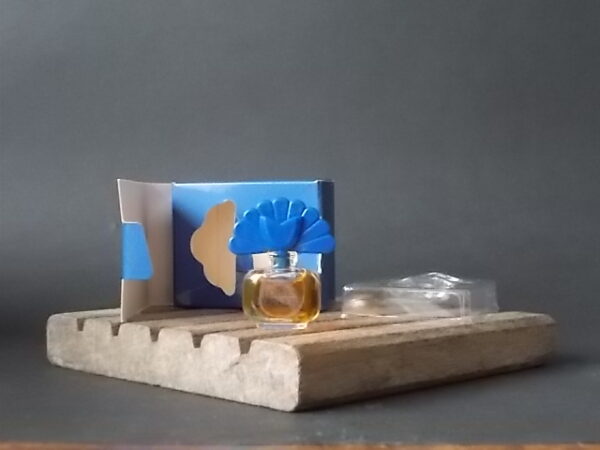 Folies Bergères, miniature Parfum 2 ml, avec sa boite. Parfum créé en 1981. De la maison Folies Bergères