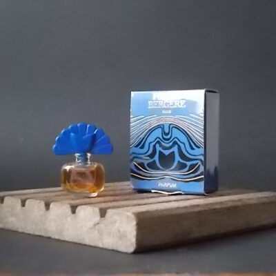 Folies Bergères, miniature Parfum 2 ml, avec sa boite. Parfum créé en 1981. De la maison Folies Bergères