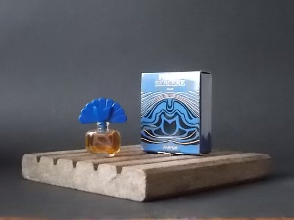 Folies Bergères, miniature Parfum 2 ml, avec sa boite. Parfum créé en 1981. De la maison Folies Bergères