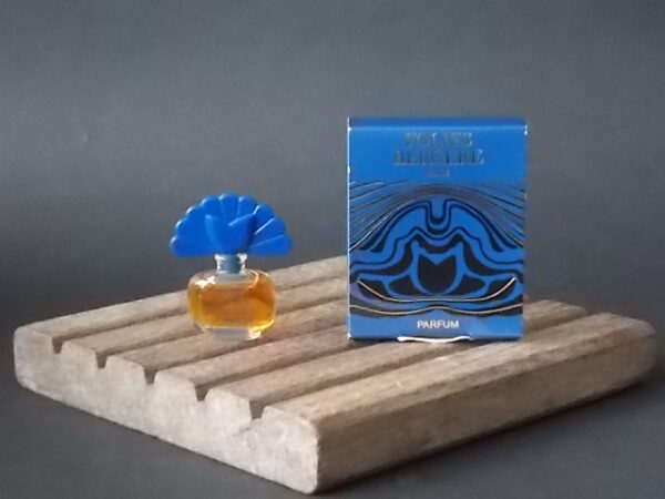 Folies Bergères, miniature Parfum 2 ml, avec sa boite. Parfum créé en 1981. De la maison Folies Bergères