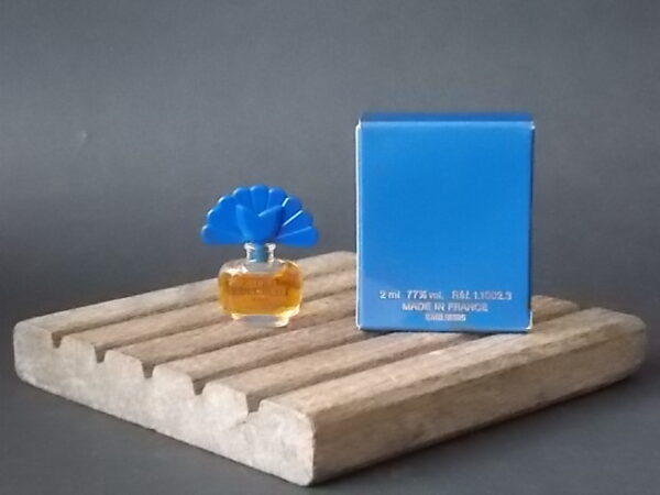 Folies Bergères, miniature Parfum 2 ml, avec sa boite. Parfum créé en 1981. De la maison Folies Bergères