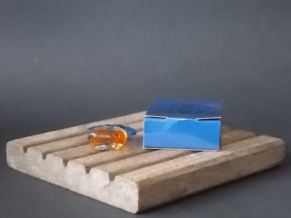 Folies Bergères, miniature Parfum 2 ml, avec sa boite. Parfum créé en 1981. De la maison Folies Bergères