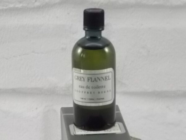 Grey Flannel, miniature Eau de Toilette Homme 15 ml avec sa boite. Lancé en 1975. De la maison Geoffrey Beene