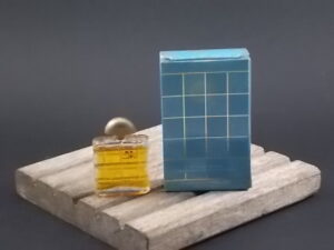 In Blue, miniature Eau de Toilette de 5 ml. Lancé en 1983. De la maison Courrèges Paris