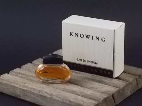 Knowing, miniature EdP 3,5 ml, avec sa boite. Parfum créé en 1988. De la maison Estée Lauder