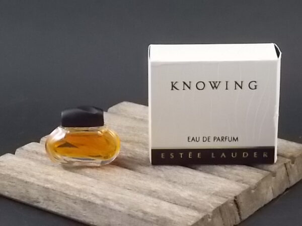 Knowing, miniature EdP 3,5 ml, avec sa boite. Parfum créé en 1988. De la maison Estée Lauder