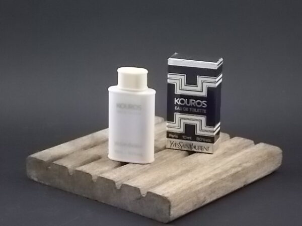 Kourous, miniature EdT Homme 10 ml, avec sa boite. Parfum crée en 1981. De la maison Yves Saint Laurent