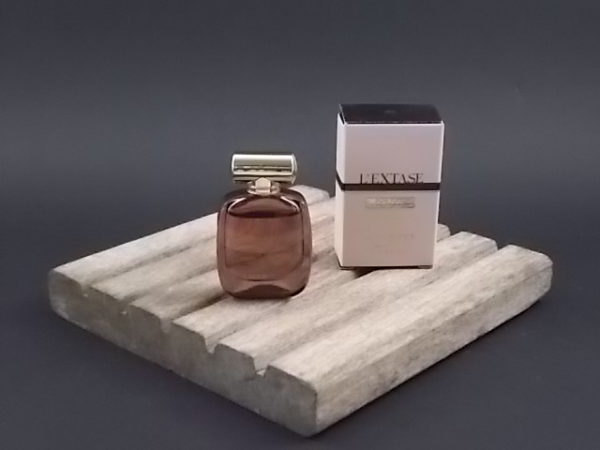 Miniature L'Extase Eau de Parfum 5 ml. Lancé en 2015. De la maison Nina Ricci Paris