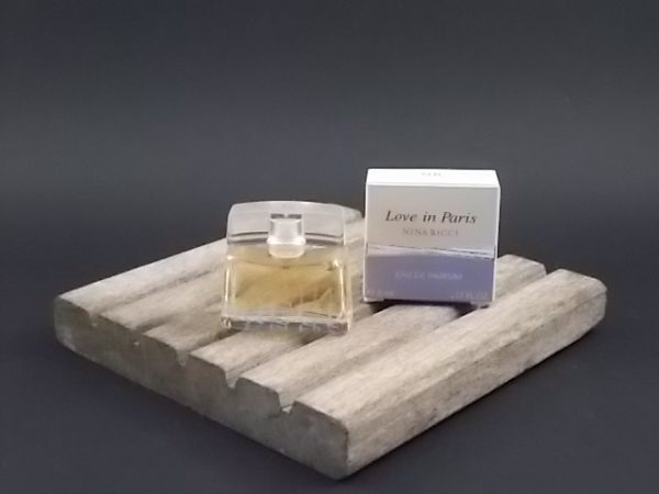 Miniature Love in Paris Eau de Parfum 5 ml. Lancé en 2004. De la maison Nina Ricci Paris
