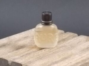 "Minotaure", miniature EdT Homme 5 ml. Flacon en verre dépoli sculpté en relief à la ceinture. Parfum crée en 1992. De la maison Paloma Picasso Parfums