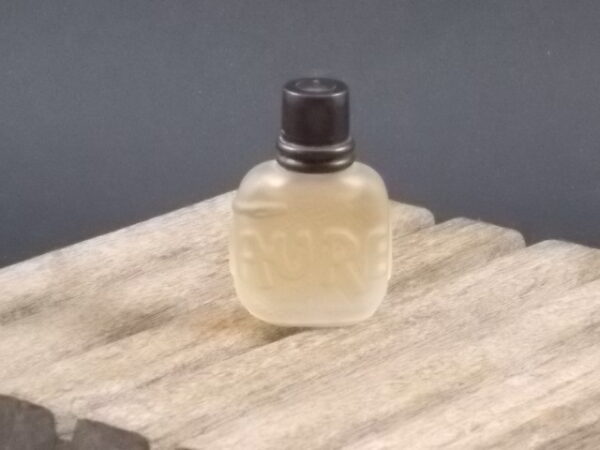 "Minotaure", miniature EdT Homme 5 ml. Flacon en verre dépoli sculpté en relief à la ceinture. Parfum crée en 1992. De la maison Paloma Picasso Parfums