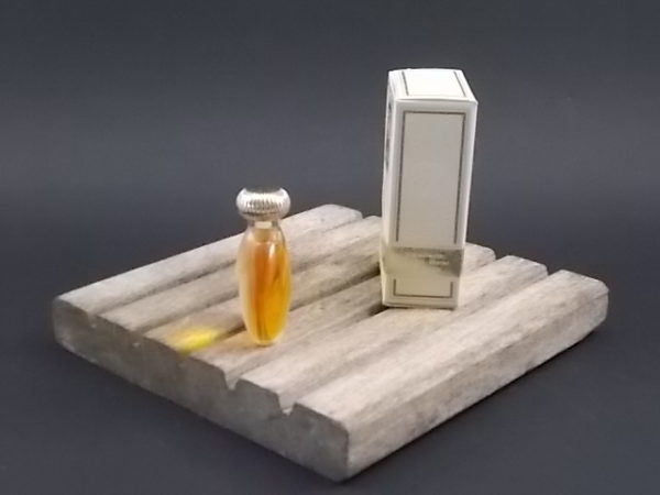 Miniature Nina Eau de Toilette 6 ml. Lancé en 1987. De la maison Nina Ricci Paris