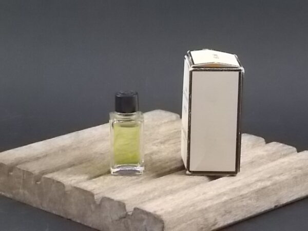 N°19, miniature EdT 4,5 ml, avec sa boite. Parfum crée en 1970. De la maison Chanel