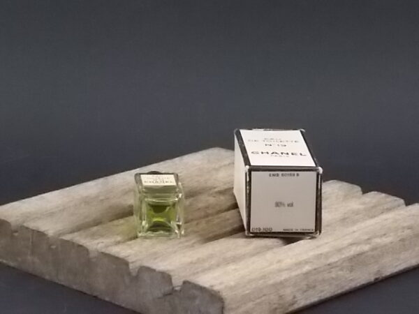 N°19, miniature EdT 4,5 ml, avec sa boite. Parfum crée en 1970. De la maison Chanel