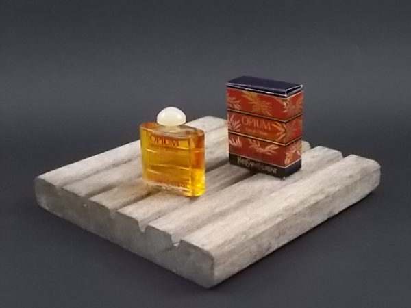 Miniature Opium Eau de Toilette 7,5 ml, avec sa boite. Crée en 1977. De la maison Yves Saint Laurent.