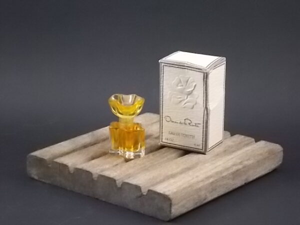 Oscar de la Renta, miniature EdT 4ml, avec sa boite. Parfum crée en 1977. De la maison Oscar de la Renta