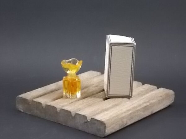 Oscar de la Renta, miniature EdT 4ml, avec sa boite. Parfum crée en 1977. De la maison Oscar de la Renta