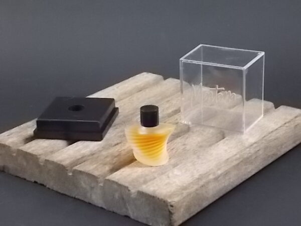 Parfum de Peau, miniature Eau de Toilette 2 ml. Lancé en 1986. De la maison Claude Montana Parfums