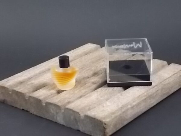 Parfum de Peau, miniature Eau de Toilette 2 ml. Lancé en 1986. De la maison Claude Montana Parfums