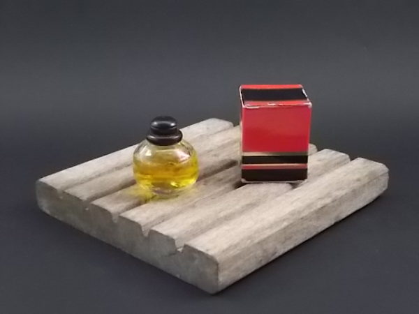 Miniature Paris Eau de Toilette 7,5 ml, avec sa boite. Crée en 1983. De la maison Yves Saint Laurent.
