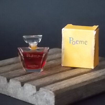 Poème miniature Parfum 4 ml, avec sa boite. Créé en 1995. De la maison Lancôme.