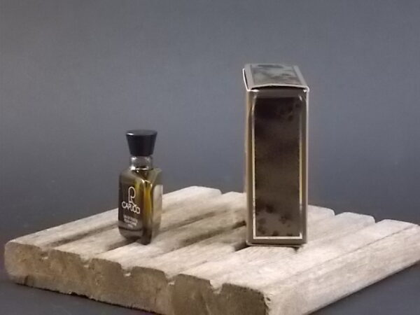 R, miniature Eau de Toilette Homme 5 ml avec sa boite. Lancé en 1985. De la maison Capucci Paris