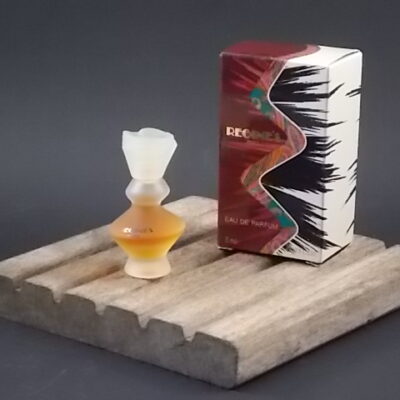 "Regine's", miniature EdP 5 ml. flacon en verre dépoli. Bouchon en plastique Opaque, dessus Fleur sculptée. Parfum crée en 1987. De Regine's Paris