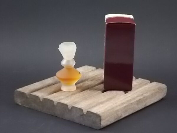 "Regine's", miniature EdP 5 ml. flacon en verre dépoli. Bouchon en plastique Opaque, dessus Fleur sculptée. Parfum crée en 1987. De Regine's Paris