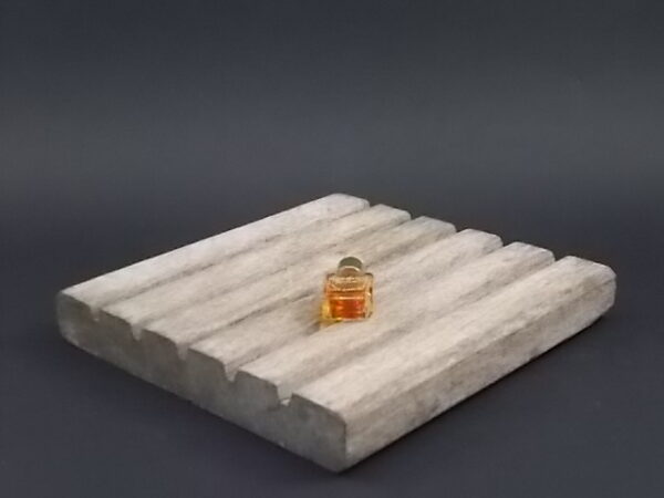 Rive Gauche, miniature Parfum 1 ml, sans boite. Parfum crée en 1970. De la maison Yves Saint Laurent